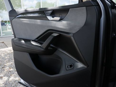 Certified 2025 Volkswagen Tiguan SE FWD image 18