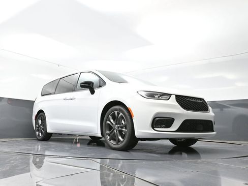 New 2026 Chrysler Pacifica Select image 49