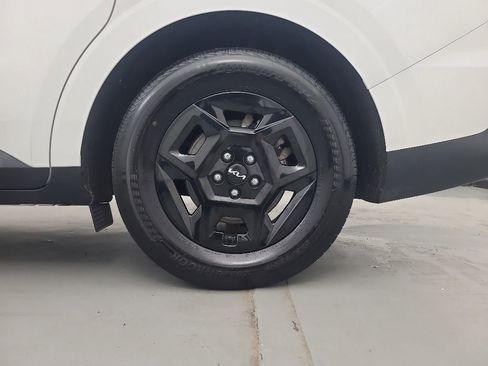 Used 2025 Kia Carnival FWD image 10