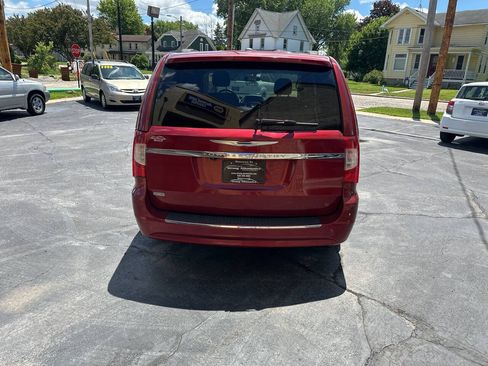 Used 2013 Chrysler Town & Country Touring FWD image 3
