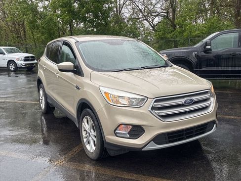 Used 2017 Ford Escape SE AWD/4WD image 2