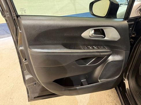 Used 2020 Chrysler Pacifica Touring w/ S Appearance Package FWD image 28