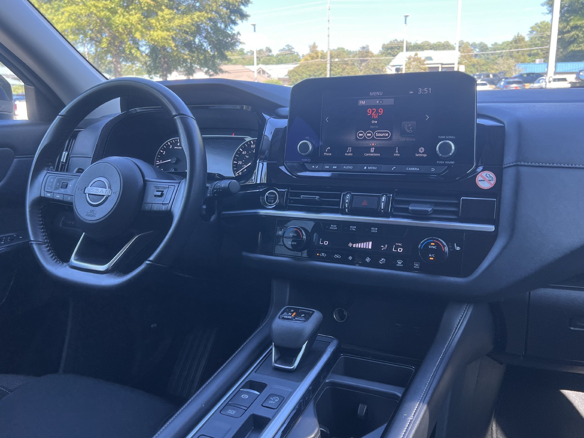 Used 2024 Nissan Pathfinder SV FWD image 3