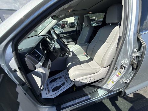 Used 2017 Toyota Highlander Limited FWD image 12