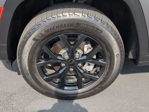 Used 2025 Jeep Grand Cherokee Altitude AWD/4WD image 55