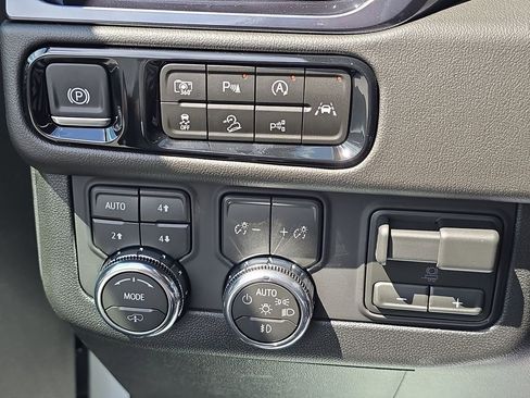 New 2026 GMC Yukon XL AT4 image 27