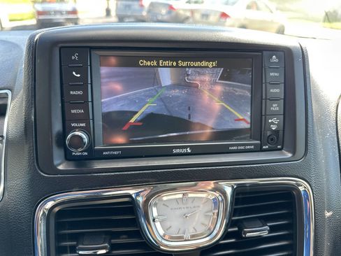 Used 2015 Chrysler Town & Country Touring image 22