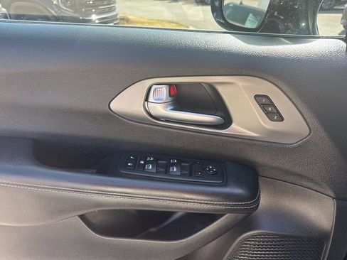 Used 2025 Chrysler Pacifica Select FWD image 10