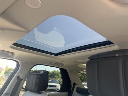 New 2025 Land Rover Discovery Metropolitan Edition image 13