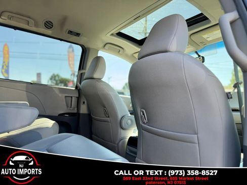 Used 2016 Toyota Sienna XLE Premium image 24