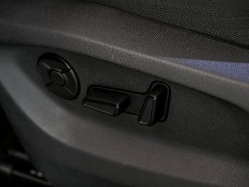 Used 2025 Volkswagen Tiguan SE w/ Panoramic Sunroof Package image 16