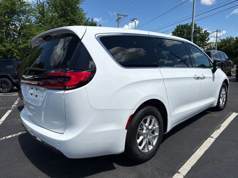 Used 2025 Chrysler Pacifica Select FWD image 6