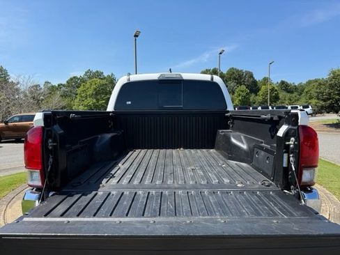 Used 2018 Toyota Tacoma SR5 RWD image 26