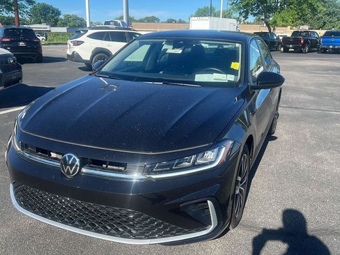 Used 2025 Volkswagen Jetta SE FWD image 14