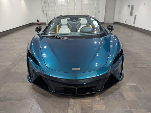 Used 2025 McLaren Artura Spider image 2