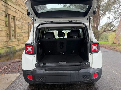 Used 2018 Jeep Renegade Latitude w/ UConnect 8.4 Nav Group image 24