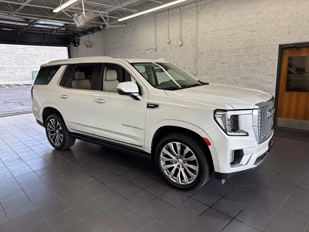 Used 2022 GMC Yukon Denali AWD/4WD image 1