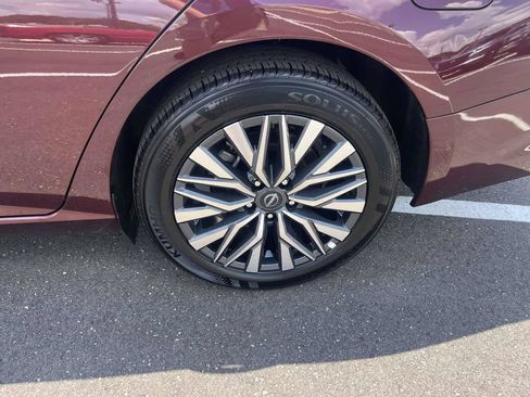 Used 2025 Nissan Altima 2.5 SV FWD image 9