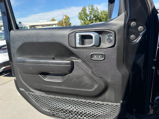 Used 2021 Jeep Gladiator Rubicon AWD/4WD image 16