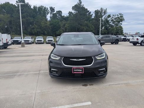 Used 2024 Chrysler Pacifica Touring-L image 2