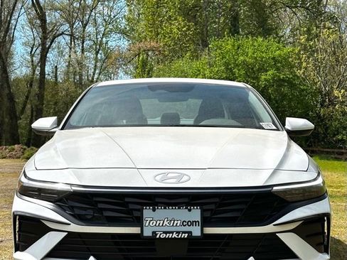 Certified 2025 Hyundai Elantra SEL FWD image 3