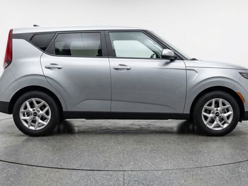 Used 2025 Kia Soul LX w/ LX Technology Package FWD image 11
