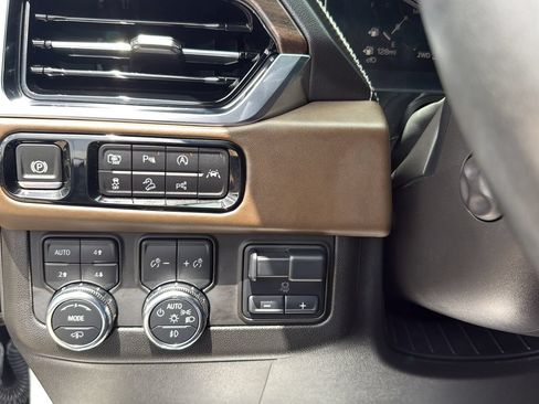 Used 2025 GMC Yukon Denali Ultimate AWD/4WD image 17