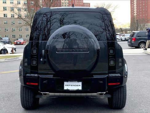 New 2026 Land Rover Defender 110 X-Dynamic SE image 4