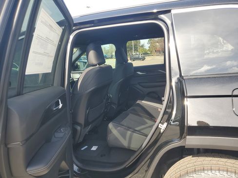 New 2025 Jeep Grand Cherokee Laredo image 7