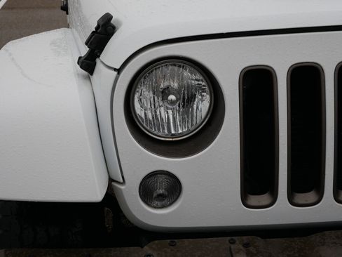 Used 2016 Jeep Wrangler Unlimited Sahara image 16