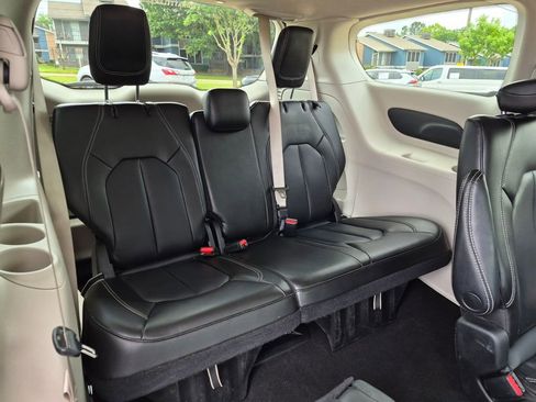 Used 2023 Chrysler Pacifica Touring-L FWD image 43