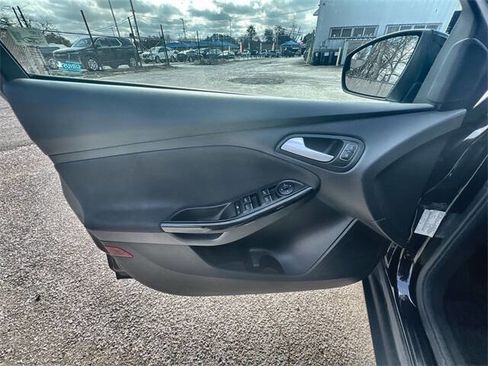 Used 2017 Ford Focus Titanium image 20