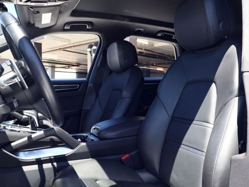 Certified 2019 Porsche Cayenne Turbo image 5