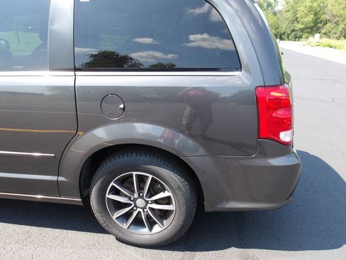 Used 2017 Dodge Grand Caravan SXT FWD image 31