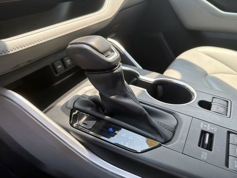 Used 2021 Toyota Highlander XLE AWD/4WD image 31