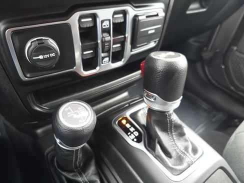 Used 2025 Jeep Wrangler Unlimited Sahara w/ Safety Group AWD/4WD image 32