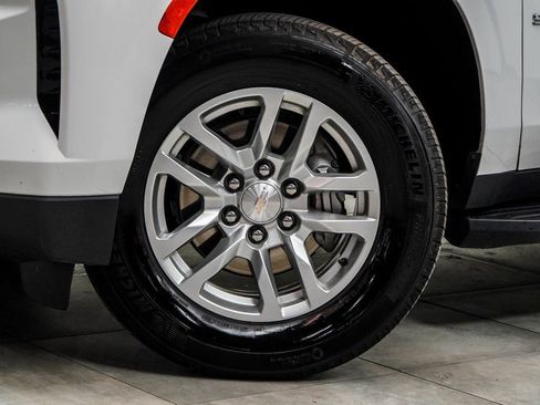 Used 2024 Chevrolet Suburban LT RWD image 3