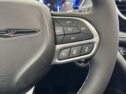 Used 2026 Chrysler Pacifica Limited FWD image 18