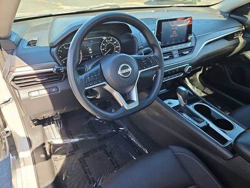 Used 2024 Nissan Altima 2.5 SV FWD image 13