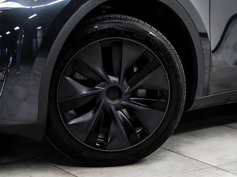 Used 2025 Tesla Model Y Long Range RWD image 3