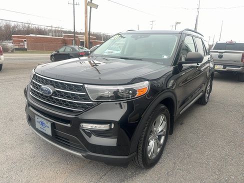 Used 2021 Ford Explorer XLT w/ Equipment Group 202A image 4