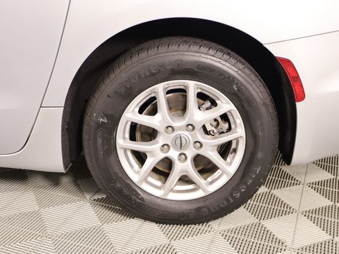 Used 2022 Chrysler Pacifica Touring-L FWD image 19