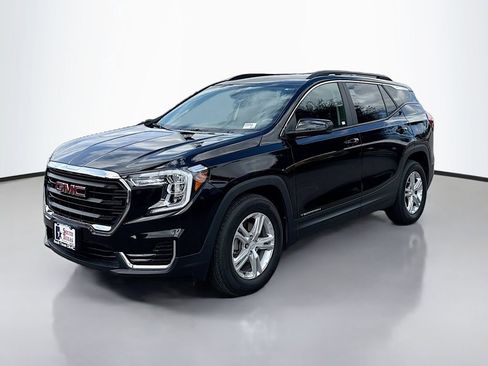 Used 2024 GMC Terrain SLE w/ Driver Convenience Package image 3