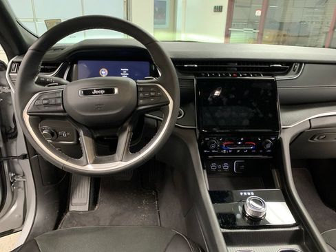 Certified 2024 Jeep Grand Cherokee Altitude AWD/4WD image 8