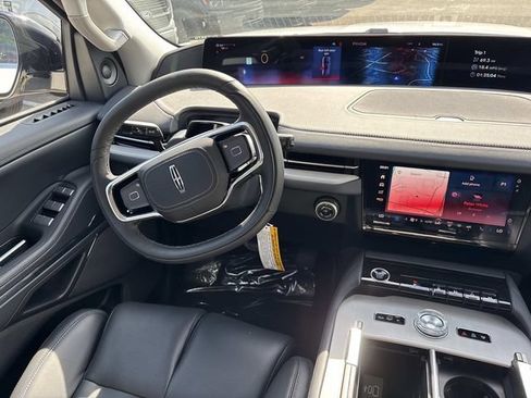 New 2026 Lincoln Navigator Premiere AWD/4WD image 14
