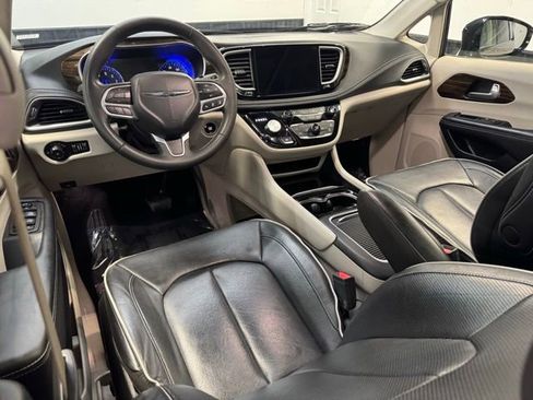 Used 2023 Chrysler Pacifica Limited FWD image 7