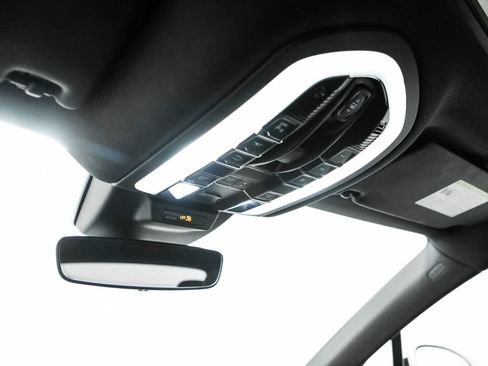 Certified 2025 Porsche Macan AWD/4WD image 28