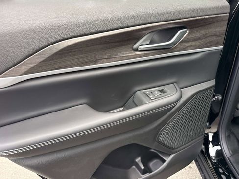 New 2025 Jeep Grand Cherokee Limited RWD image 8