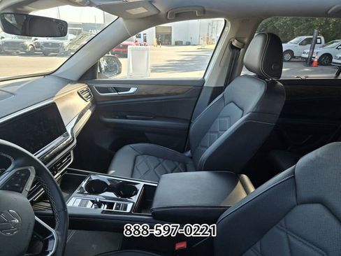 Used 2025 Volkswagen Atlas SE AWD/4WD image 2
