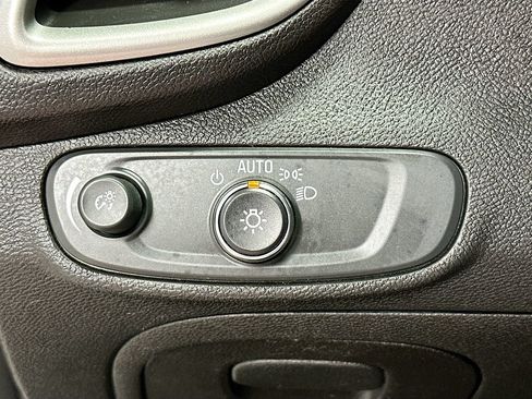 Used 2019 Chevrolet Trax LT FWD image 10